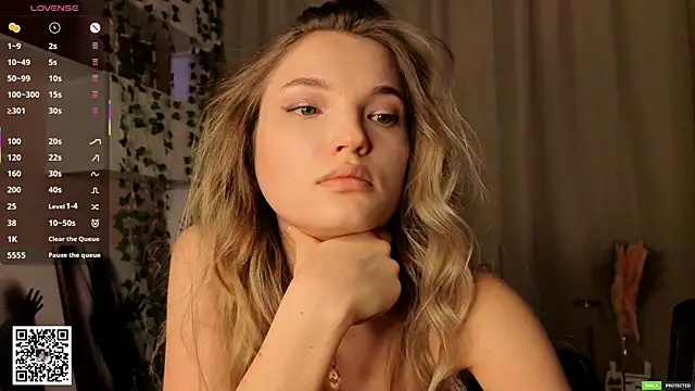 Snapshot of JulieLupo chatting on 02-15-26, 07:51 JulieLupo online show from 02-15-26, 07:51