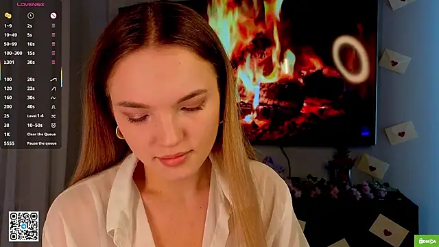 Snapshot of JulieLupo chatting on 02-18-26, 06:11 JulieLupo online show from 02-18-26, 06:11