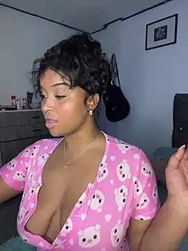 Snapshot of mitschellfox21 chatting on 12-21-25, 12:24 mitschellfox21 online show from 12-21-25, 12:24