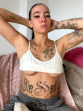 Snapshot of YoungZoexx chatting on 10-15-25, 09:17 YoungZoexx online show from 10-15-25, 09:17