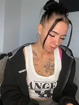 Snapshot of YoungZoexx chatting on 10-28-25, 08:46 YoungZoexx online show from 10-28-25, 08:46