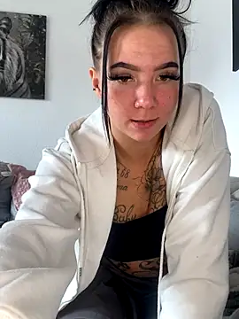 Snapshot of YoungZoexx chatting on 10-22-25, 10:04 YoungZoexx online show from 10-22-25, 10:04