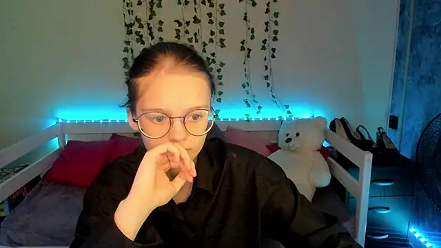 Snapshot of shy_elina01 chatting on 10-04-25, 10:06 shy elina01 online show from 10-04-25, 10:06
