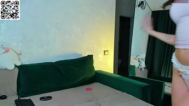 miamiumiu online show from 11-21-25, 02:43