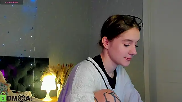Snapshot of Stacey_Lace chatting on 10-19-25, 04:54 Stacey Lace online show from 10-19-25, 04:54