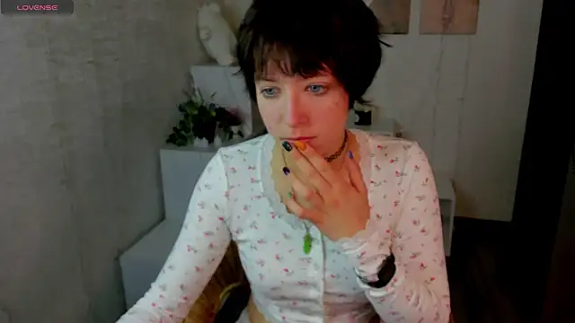 Snapshot of Sara_Frayer chatting on 10-08-25, 01:07 Sara Frayer online show from 10-08-25, 01:07