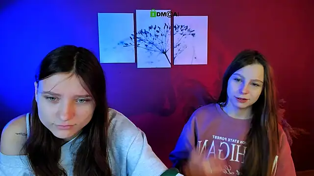 Snapshot of esme_moore_ chatting on 10-17-25, 08:28 esme moore  online show from 10-17-25, 08:28
