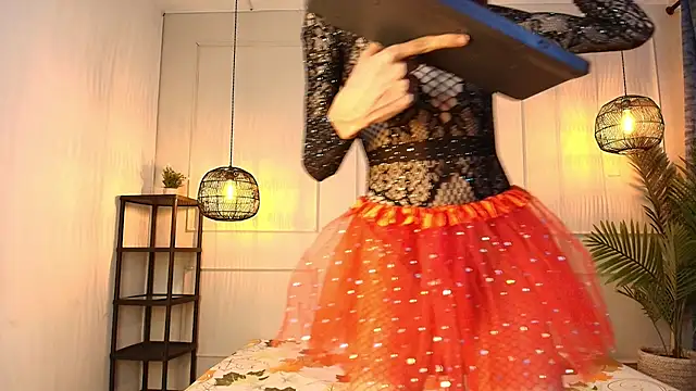 Nikki Vesper online show from 10-31-25, 12:13