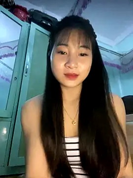 Snapshot of banlinh004 chatting on 12-23-25, 04:12 banlinh004 online show from 12-23-25, 04:12