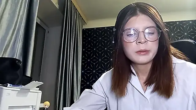 Snapshot of LissaKradfer chatting on 10-11-25, 01:23 LissaKradfer online show from 10-11-25, 01:23
