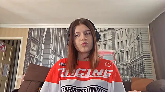Snapshot of LissaKradfer chatting on 10-17-25, 05:00 LissaKradfer online show from 10-17-25, 05:00