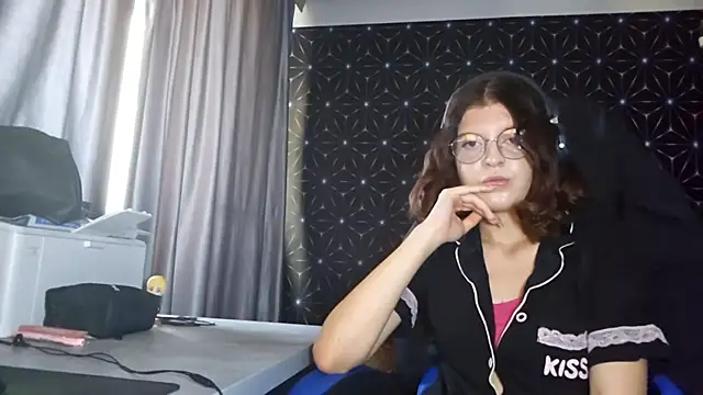 Snapshot of LissaKradfer chatting on 10-15-25, 05:50 LissaKradfer online show from 10-15-25, 05:50