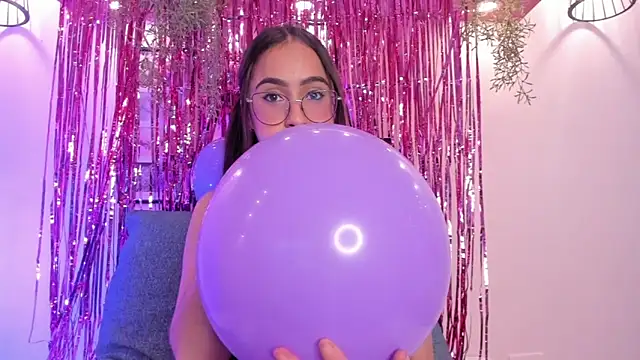 Alana Martinez  online show from 11-29-25, 01:33