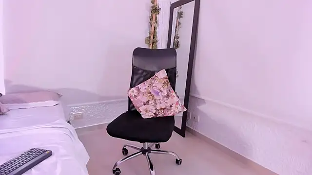Snapshot of merlinda_ chatting on 10-10-25, 12:39 merlinda online show from 10-10-25, 12:39