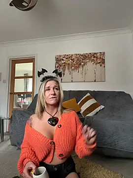 MimiMaee online show from 10-14-25, 01:01