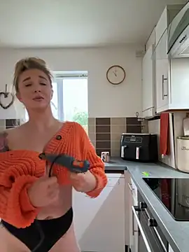 MimiMaee online show from 12-01-25, 11:00