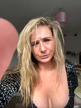 MimiMaee online show from 10-09-25, 11:44