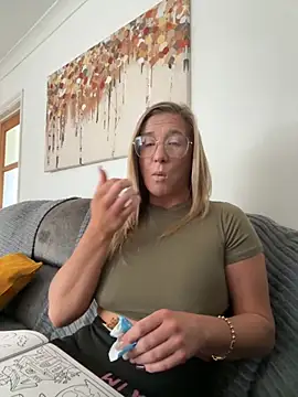 MimiMaee online show from 10-22-25, 12:37