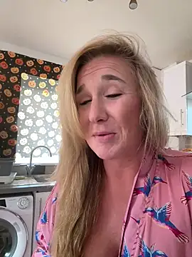 MimiMaee online show from 10-27-25, 02:07