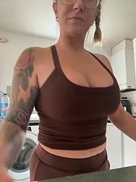 MimiMaee online show from 10-19-25, 08:39