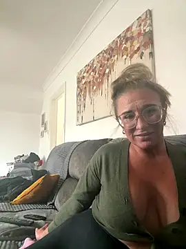 MimiMaee online show from 10-17-25, 10:50