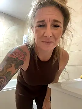 MimiMaee online show from 10-26-25, 06:08