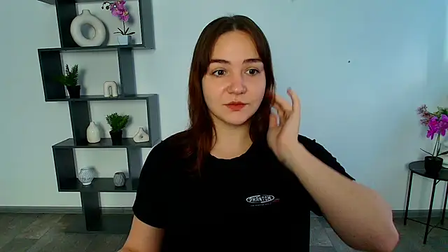 OliviaMontgommery online show from 11-18-25, 06:17