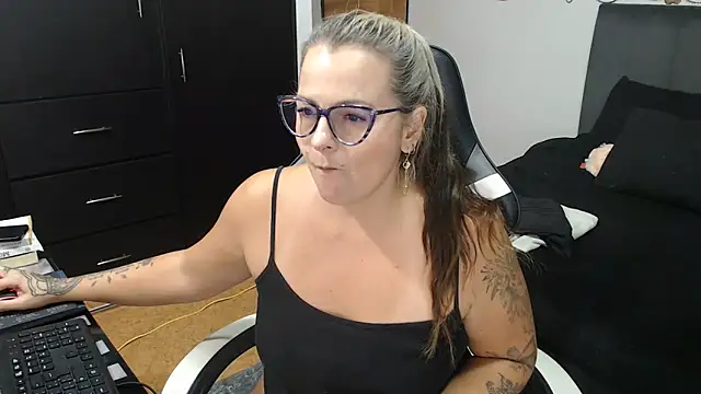 perlagoloza05 online show from 11-09-25, 03:32