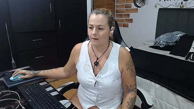 perlagoloza05 online show from 06-21-26, 02:17