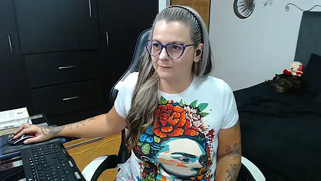 perlagoloza05 online show from 10-28-25, 03:51