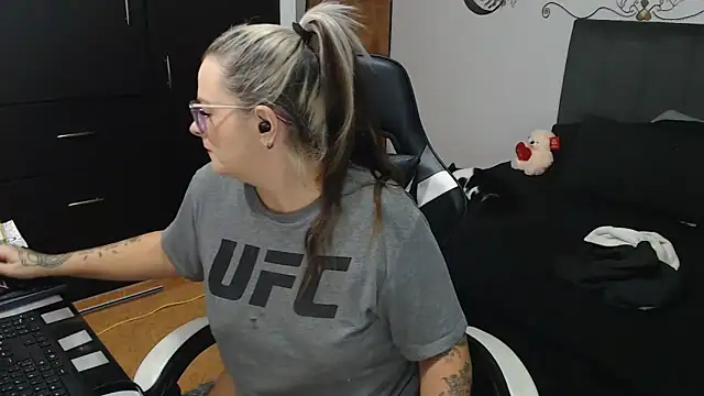 perlagoloza05 online show from 11-10-25, 02:27