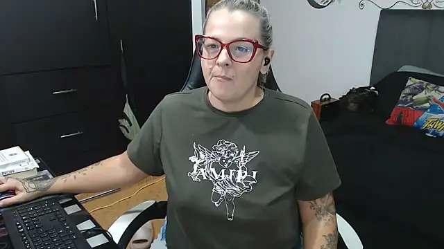 perlagoloza05 online show from 10-30-25, 03:27