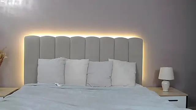 DianaMello online show from 12-17-25, 04:06