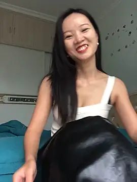 Snapshot of Mile-m chatting on 10-17-25, 02:15 Mile-m online show from 10-17-25, 02:15