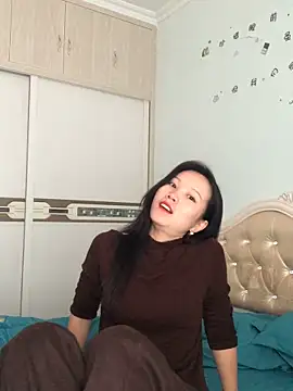 Snapshot of Mile-m chatting on 10-19-25, 06:27 Mile-m online show from 10-19-25, 06:27