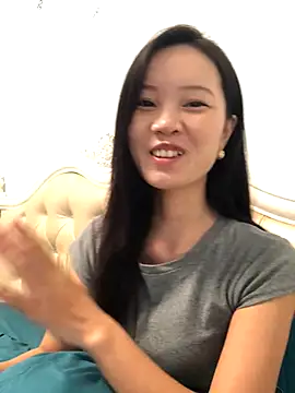 Snapshot of Mile-m chatting on 10-22-25, 02:11 Mile-m online show from 10-22-25, 02:11