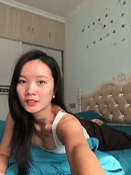 Snapshot of Mile-m chatting on 10-15-25, 05:17 Mile-m online show from 10-15-25, 05:17