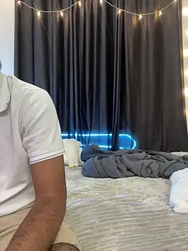 vickyandtania online show from 12-21-25, 04:52