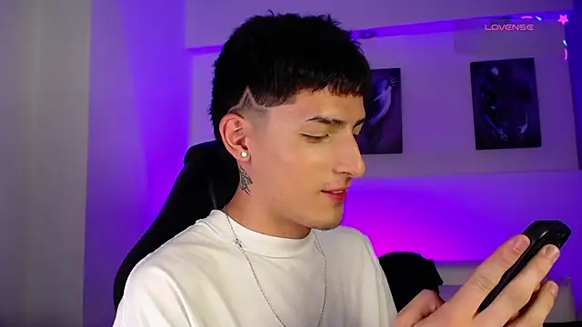 Snapshot of MateoMitchell chatting on 02-08-26, 08:39 MateoMitchell online show from 02-08-26, 08:39