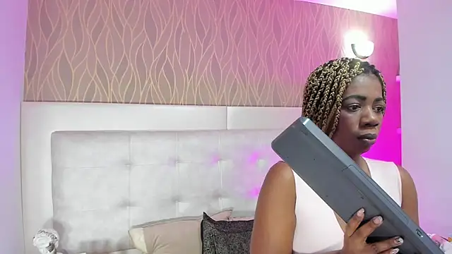 Snapshot of ThaliaWest chatting on 07-18-26, 11:52 ThaliaWest online show from 07-18-26, 11:52