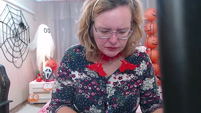 VestaWoody online show from 10-16-25, 06:10