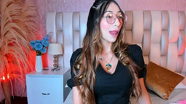 Lizzi hotman online show from 10-17-25, 01:02