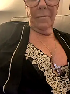 Snapshot of Playful_MILF_Demi chatting on 06-12-26, 09:56 Playful MILF Demi online show from 06-12-26, 09:56