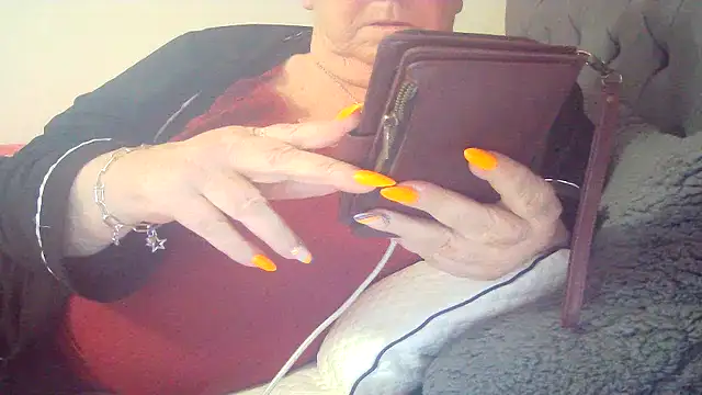 Playful MILF Demi online show from 04-19-26, 11:00