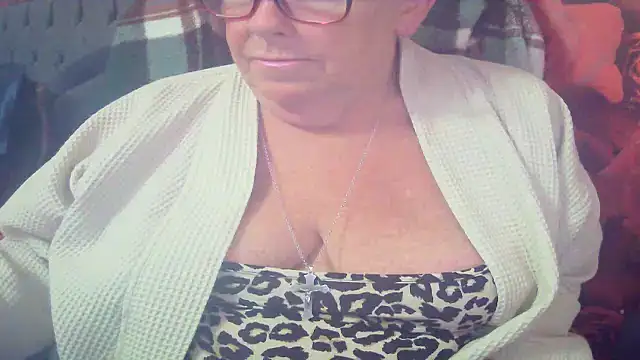 Snapshot of Playful_MILF_Demi chatting on 06-11-26, 08:50 Playful MILF Demi online show from 06-11-26, 08:50