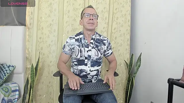 Snapshot of _axelking_ chatting on 07-08-26, 11:44 axelking online show from 07-08-26, 11:44