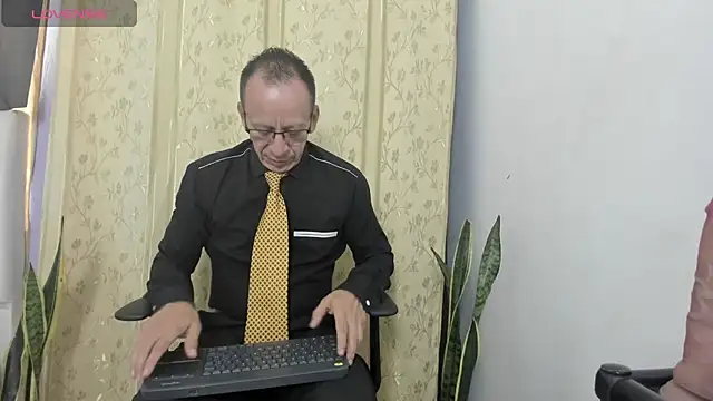 Snapshot of _axelking_ chatting on 07-10-26, 11:43 axelking online show from 07-10-26, 11:43