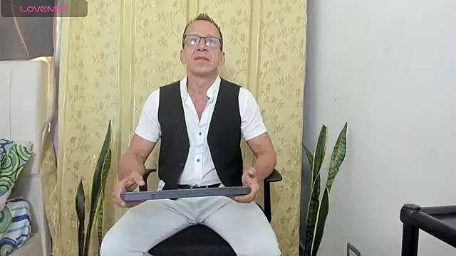 Snapshot of _axelking_ chatting on 07-06-26, 11:50 axelking online show from 07-06-26, 11:50