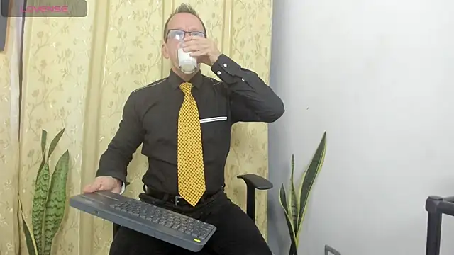 Snapshot of _axelking_ chatting on 06-16-26, 11:32 axelking online show from 06-16-26, 11:32