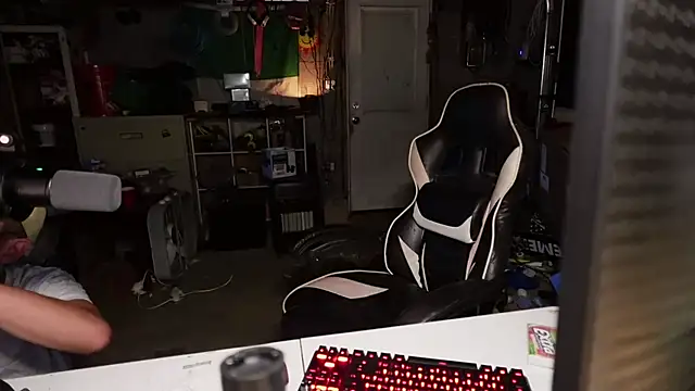 Snapshot of AverageMaleJay chatting on 10-05-25, 02:35 AverageMaleJay online show from 10-05-25, 02:35